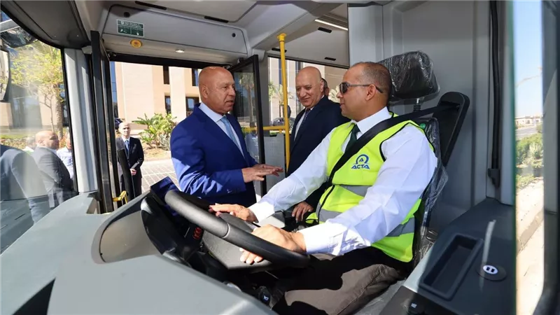 الوزير: الأتوبيسات الكهربائية الجديدة توفر خدمة عصرية وآمنة وتدعم الصناعة الوطنية (صور)
