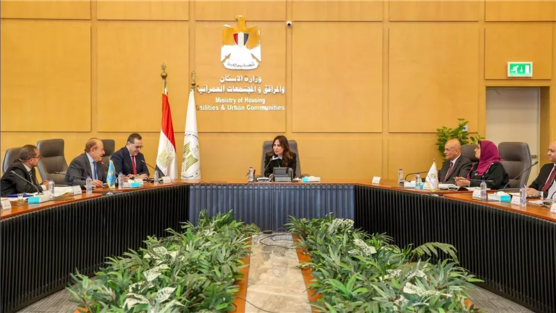 وزيرة الإسكان تبحث مع مستثمري العاشر من رمضان سبل دعم التنمية الصناعية والخدمات