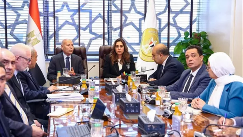تطوير منظومة المخلفات بالقاهرة وتسريع تشغيل مدينة العاشر من رمضان