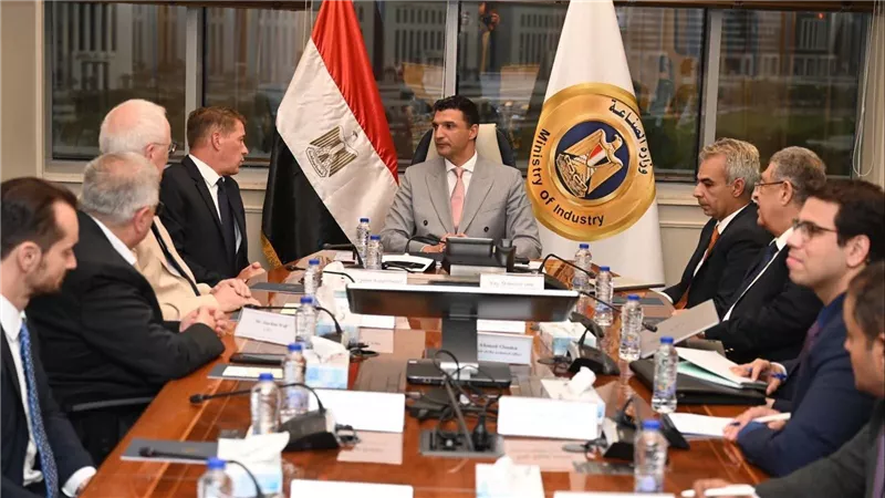 الحكومة تدفع لتوطين صناعة السيارات ومرسيدس تدرس التوسع في مصر